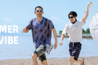 泡在海边的暑期假日